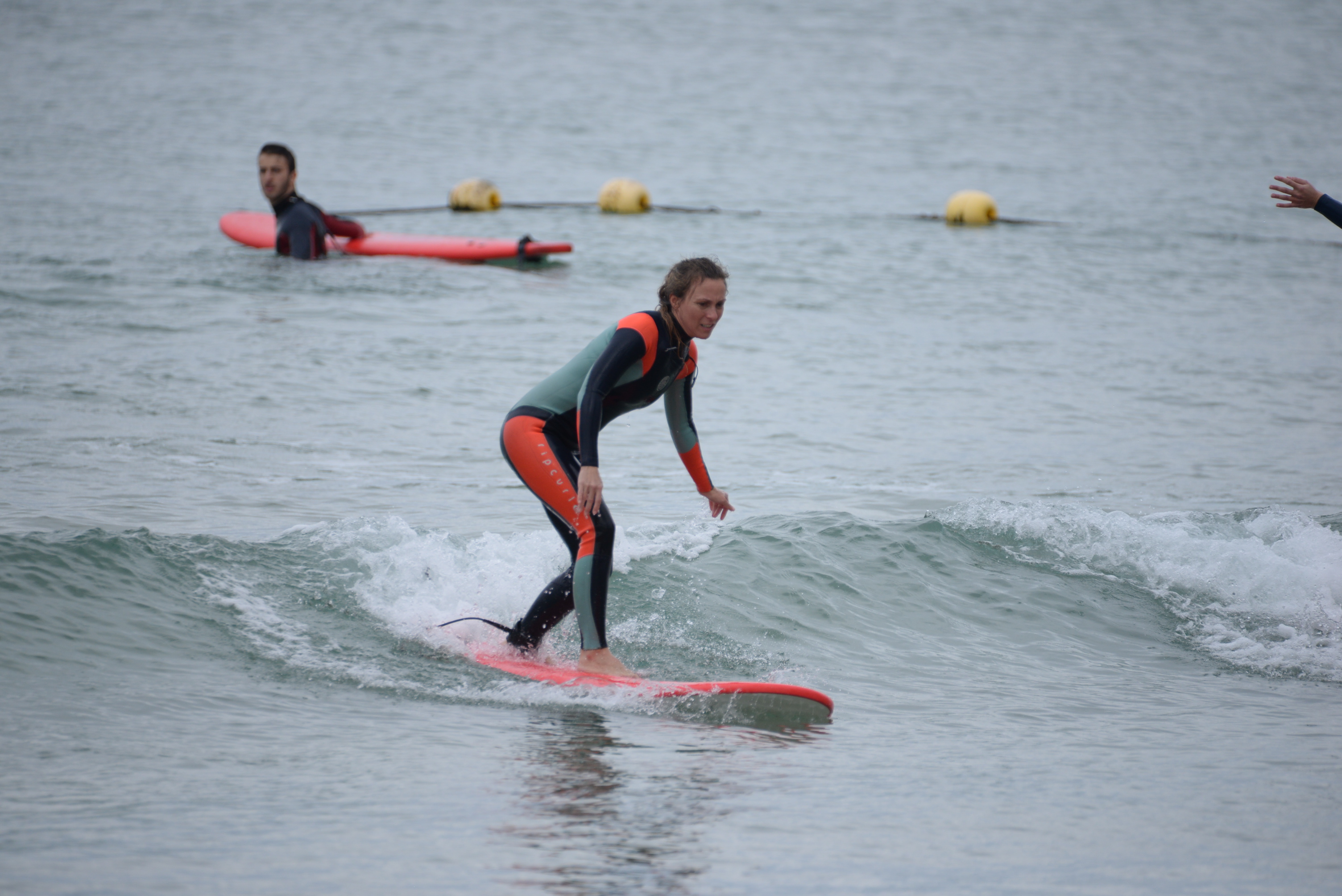 מדריך גלישה מסביר על בטיחות במים