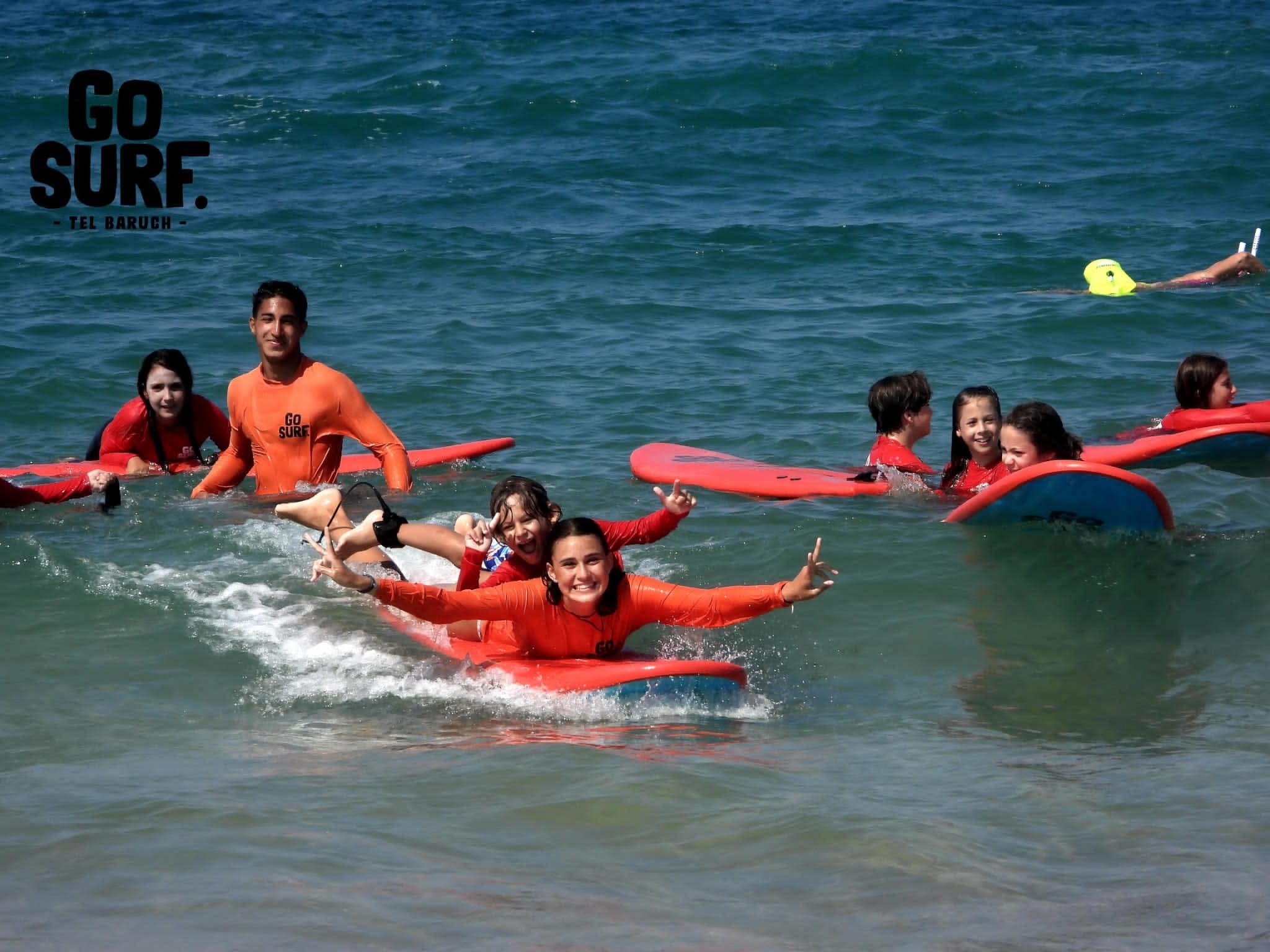 מתחילים מקבלים הדרכה על החוף בתל ברוך